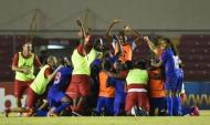 Los jugadores de Haití celebran su clasificación a la Copa América Centenario al batir a Trinidad y Tobago, el 8 de enero de 2016, en el estadio Rommel Fernández, en Ciudad de Panamá (AFP | RODRIGO ARANGUA)