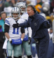 Jason Garrett, entrenador de los Cowboys de Dallas, discute una decisión de los árbitros durante la primera mitad del partido de playoffs disputado el domingo 11 de enero de 2015, frente a los Packers de Green Bay (AP Foto/Matt Ludtke)