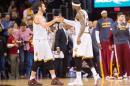 Kevin Love (i) y LeBron James, de los Cavaliers, se dan la mano tras lograr la victoria sobre los Charlotte Hornets en un partido de la NBA jugado el 15 de diciembre de 2014 en Cleveland (EEUU)