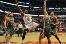 CHI12. CHICAGO (IL, EE.UU.), 10/01/2015.- El jugador de Bulls Aaron Brooks (2-i) lanza hacia la cesta hoy, sábado 10 de enero de 2015, durante un partido entre Bulls y Bucks por la NBA en el United Center de Chicago, Illinois (EE.UU.). Bulls vencieron 95-87. EFE/Kamil Krzaczynski