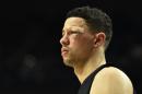 Austin Rivers, de Los Angeles Clippers, con una herida en el ojo, sigue el cuarto cuarto del sexto partido de los cuartos de final de los playoffs de la Conferencia Oeste de la NBA contra los locales Portland Trail Blazers el 29 de abril de 2016