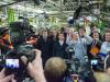 Le Premier ministre Manuel Valls et le candidat PS Frederic Barbier, lors de la visite de l'usine Peugeot à Sochaux, le 5 février 2015