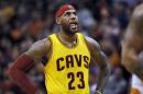 LeBron James, de los Cavaliers de Cleveland, mira la pizarra durante el partido del martes 13 de enero de 2015, frente a los Suns de Phoenix (AP Foto/Matt York)