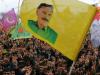 En esta imagen de archivo del 21 de marzo de 2015, gente ondeando banderas con la imagen del líder encarcelado curdo Abdulá Ocalan durante las celebraciones de Nowruz en la ciudad suroriental turca de Diyarbakir. (AP Foto/Burhan Ozbilici, File)