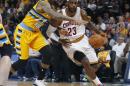 El jugdaor de los Cavaliers de Cleveland LeBron James (derecha) circula el balón delante de su rival de los Nuggets de Denver Wilson Chandler durante el primer cuarto de su partido de la NBA, en Denver, el 7 de noviembre de 2014. (Foto AP/David Zalubowski)