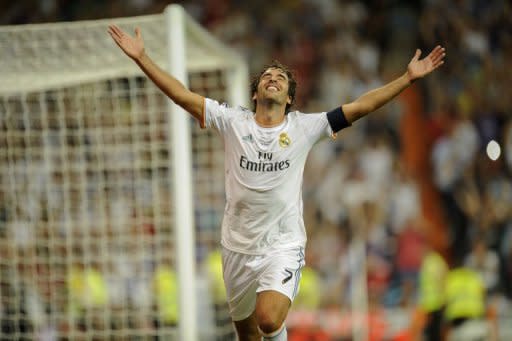 El delantero Raul festeja tras marcar un gol con el Real Madrid en partido amistoso en el estadio Santiago Bernabeu de la capital espa&ntilde;ola el 22 de agosto de 2013 contra el Al-Sadd SC de Catar