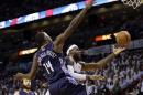 LeBron James, del Heat de Miami, dispara frent a Michael Kidd-Gilchrist, de los Bobcats de Charlotte, durante la primera mitad del segundo partido de la serie de playoffs, el miércoles 23 de abril de 2014 (AP Foto/Lynne Sladky)