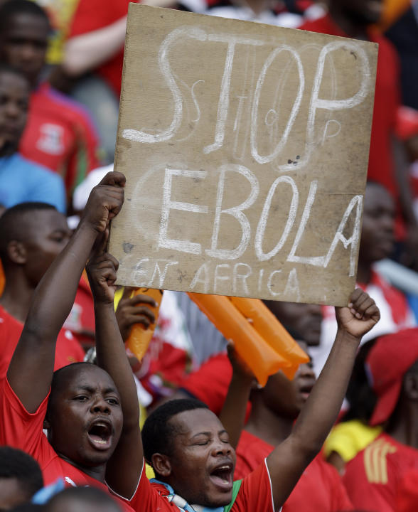 Un aficionado sostiene un cartel que dice &quot;Paren al ébola&quot; durante el partido inicial del Grupo A de la Copa Africana de Naciones en Bata, Guinea Ecuatorial, el sábado 17 de enero de 2015. L