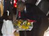 Une jeune fille kényane, Joan Wamaitha, 8 ans, remet un bouquet de fleurs de bienvenue au président Barack Obama le 24 juillet 2015 à sa descente de l'avion à l'aéroport international de Nairobi