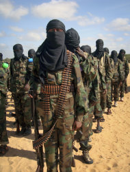 En esta imagen de archivo, miembros armados del grupo insurgente al-Shabab asisten a un mitin en las afueras de Mogadiscio, Somalia, el 13 de febrero de 2012. (Foto AP)