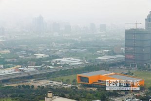 19日中部地區細懸浮微粒（PM2.5）濃度為中度偏高等級，上下午員林、豐原輪流紫爆，台中地區天空灰濛濛。（黃國峰攝）