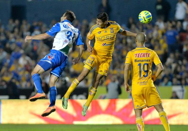 MEX45. MONTERREY (MÉXICO), 07/02/2015.- Hugo Ayala (d), de Tigres, disputa el balón con Luis Rey (i), de Puebla, hoy sábado 7 de febrero de 2015, durante el partido correspondiente a la jornada 5 del 