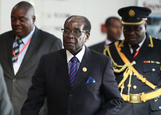 Zimbabwe's President Robert Mugabe (C) arrives for the 24th Ordinary session of the Assembly of Heads of State and Government of the African Union (AU) at the African Union headquarters in Ethiopia's capital Addis Ababa, January 31, 2015. REUTERS/Tiksa Negeri (ETHIOPIA - Tags: SOCIETY POLITICS)