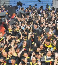 　奮起　　美國《富比世》雜誌指出，台灣教育部門正在多管齊下，要讓大學生勇於迎接挑戰。圖為台灣大學畢業典禮後，畢業生們興奮將帽子拋上空中慶祝。（本報資料照片）