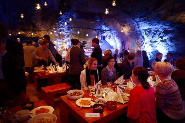 Le restaurant Muru Pop Up, situé à 60 km à l'ouest d'Helsinki en Finlande, à Lohja, a une particularité : il est situé à 80 mètres sous terre dans une mine de calcaire. AP/Lehtikuva Antti Aimo