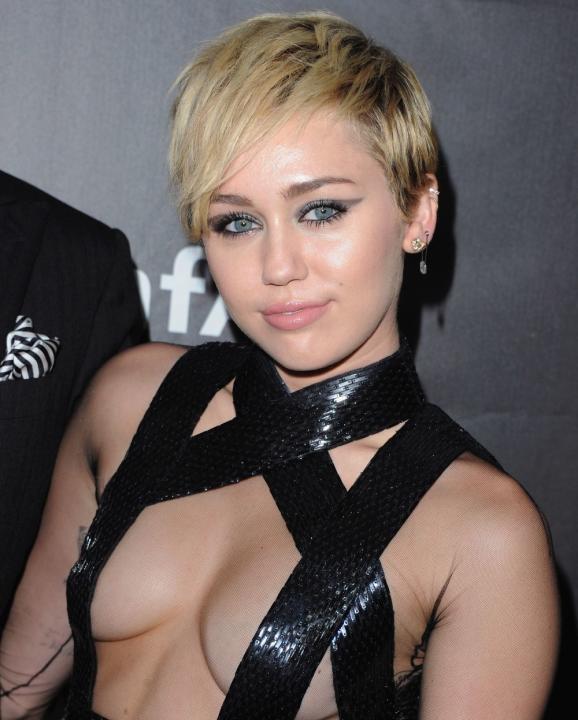 Miley Cyrus are un nou iubit? Cum arata si cine este tanarul caruia i s-ar fi aprins calcaiele dupa fosta vedeta Disney