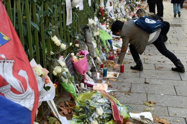 Pessoas prestam homenagem às vítimas do atentado no Bataclan, em Paris, no dia 18 de novembro de 2015