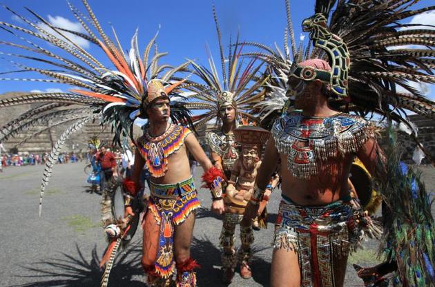 MEX13. TEOTIHUACÁN (MÉXICO), 14/10/2014.- Artistas actúan durante una recreación de la ceremonia del fuego nuevo hoy, miércoles 15 de octubre de 2014, en las pirámides de Teotihuacán, la mayor zona ar