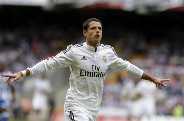 GRA329. A CORUÑA, 20/09/2014.- El delantero mexicano del Real Madrid "Chicharito" Hernández celebra su primer gol ante el Deportivo, durante el partido de la cuarta jornada de liga en Primera División, disputado esta tarde en estadio de Riazor, en A Coruña. EFE/Lavandeira jr