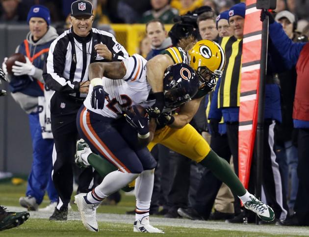 Green Bay Packers apoyador externo Clay Matthews (52) Fuerza de los Osos de Chicago el corredor Matt Forte (22) Durante la Primera Mitad de la ONU Partido de fútbol de la NFL Domingo, 09 de noviembre de 2014, en Green Bay, Wis. (AP Ph