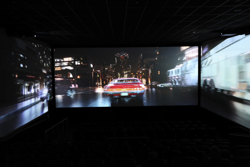 En esta foto del 9 de agosto del 2018, un avance muestra un vehículo moviéndose a velocidad en el tráfico, como parte de una demostración de ScreenX en Cineworld en Londres. La tecnología es el nuevo esfuerzo de operadores de cines de atraer al público en medio de una creciente popularidad de servicios de subscripción en la internet como Netflix y Amazon Prime.  (AP Foto/Robert Stevens)