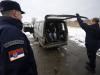 En esta imagen de archivo del 10 de febrero de 2015, policías de frontera serbios detienen a inmigrantes de Kosovo en la loclaidad serbia de Subotica, cerca de la frontera con Hungría. (AP Foto/Darko Vojinovic, Archivo)