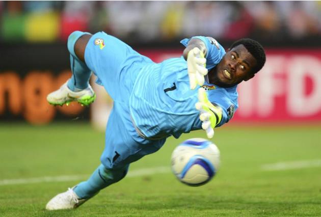 DFR02 MONGOMO (GUINEA ECUATORIAL), 19/01/2015.- El portero de Ghana, Razak Braimah hace una parada durante el partido ante Senegal correspondiente a la Copa de África de fútbol celebrada en el estadio