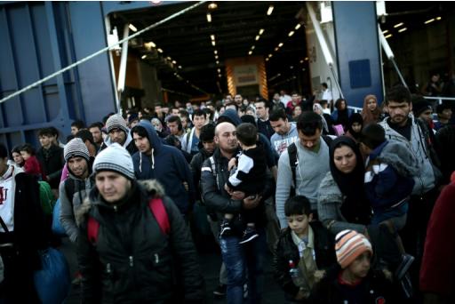 Des migrants et réfugiés débarquent d'un ferry au port grec du Pirée, le 25 octobre 2015 à Athènes