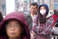 寒舍餐旅集團創辦人蔡辰洋今（15）晨驚傳心肌梗塞去世。衛生福利部國健署提醒，時值冬季，這段時間又濕又冷，更應注意三高控制及低溫促發心血管疾病的風險，建議晚上睡覺前，先備妥保暖衣物放在床邊、隨手可拿到的地方，不管是半夜起床上廁所或是早上起床時，先添加衣物保暖之後，再起身活動。