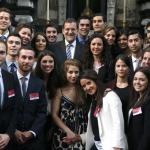 GRA149. BRUJAS, 23/10/2014.- Fotografía facilitada por Presidencia del Gobierno español, del jefe del Ejecutivo, Mariano Rajoy (c), que posa junto a unos alumnos durante el acto de apertura del curso académico 2014-2015 del Colegio de Europa de Brujas. Rajoy ha advertido a la UE de que "no hay tiempo que perder" para impulsar las interconexiones energéticas de España con el resto de la UE porque no hacerlo es jugar el partido de la competitividad "con una mano atada a la espalda". EFE/Diego Crespo