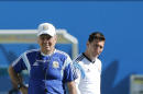 El delantero de Argentina Lionel Messi, camina por detrás del técnico Alejandro Sabella durante un entrenamiento en el estadio Itaquerao en Sao Paulo, Brasil, el lunes 30 de junio de 2014. Argentina enfrenta a Suiza el martes en los octavos de final. (AP Photo/Victor R. Caivano)