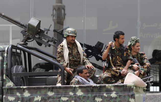 Rebeldes chiíes conocidos como hutíes, vestidos con uniformes militares sobre una camioneta armada patrullando el aeropuerto internacional de Saná, en Yemen, el 28 de marzo de 2015. (AP Foto/Hani Mohammed)