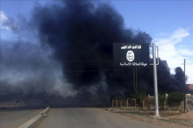 Humo procedente de una casa ardiendo tras la toma del ejército iraquí de la ciudad de Al Saadiya, en la provincia de Diyala, al noreste de Irak, ayer. EFE