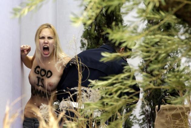 Ativista do grupo Femen protesta em presépio da Praça São Pedro com os seios descobertos e a frase "God is woman" (Deus é mulher)