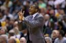 Dwane Casey, entrenador de los Toronto Raptors, da instrucciones a sus jugadores durante un partido de la NBA contra los Indiana Pacers jugado el 17 de marzo de 2016 en Indianápolis (EEUU)