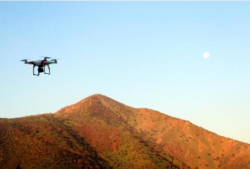 Drone sobrevoa parque em Santiago, Chile, em 10 de abril de 2015