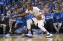 Kevin Durant (D), de los Oklahoma City Thunder, traslada la pelota ante la marca de Wesley Matthew, de los Dallas Mavericks, en partido de la primera ronda de playoffs de la Conferencia Oeste de la NBA, el 25 de abril de 2016 en Oklahoma