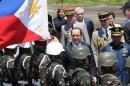 Philippines : Hollande sur l'île de Guiuan, dévastée par un typhon en 2013