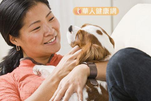 專家呼籲，飼養寵物除要注意環境衛生外，應盡量減少對犬貓親密接觸，避免感染。