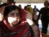 La activista adolescente Malala Yousafzai  se marcha luego de hablar en una conferencia de prensa en el campo de refugiados Zaatri, en la ciudad de Mafraq