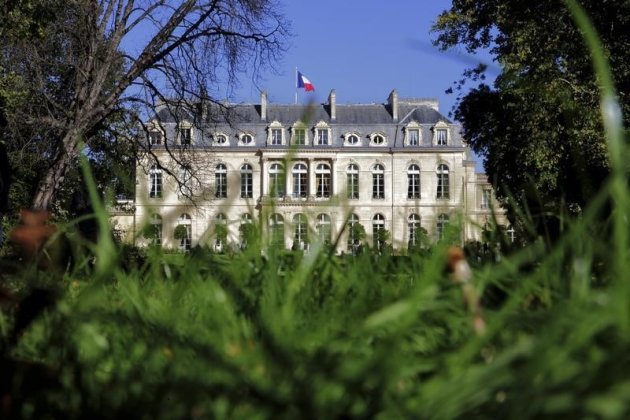 Cinq employés habilités à travailler dans les appartements privés du président de la République ont été mutés à la suite de la publication dans la presse de clichés volés de François Hollande et de l'actrice Julie Gayet. /Photo d'archives/REUTERS/Philippe Wojazer