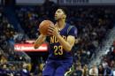 El centro estadounidense Anthony Davis, de los New Orleans Pelicans, antes de intentar encestar en un partido contra Los Angeles Lakers, en el Smoothie King Center de Nueva Orleans, Louisiana (EEUU), el 4 de febrero de 2016