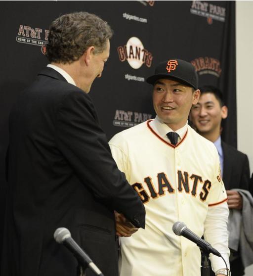 JGM02. SAN FRANCISCO (CA,EEUU), 20/01/15.- El japonés Nori Aoki (c), es presentado como nuevo integrante de los Gigantes de San Francisco, mientras estrecha la mano del presidente y director ejecutivo del equipo, Larry Baer (i), durante una rueda de prensa hoy, 20 de enero de 2015, en el AT&T Park en San Francisco, California (EEUU). Aoki jugo en contra de los Gigantes en la temporada pasada de la Serie Mundial. EFE/ JOHN G. MABANGLO