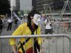 Una manifestante a favor de la democracia retira barricadas de una zona ocupada ante la sede del gobierno en el distrito del Almirantazgo, en Hong Kong, el 18 de noviembre de 2014. La retirada llega después de que un tribunal de Hong Kong emitiera una orden de alejamiento contra los manifestantes la semana pasada, ordenándoles que despejaran la zona frente a una torre en el centro de la ciudad, así como otro punto de protestas en el barrio de Mong Kok. (AP Foto/Vincent Yu)