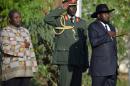 Le président du Soudan du Sud Salva Kiir (d) et son vice-président Riek Machar (g), le 26 avril 2016 à Juba