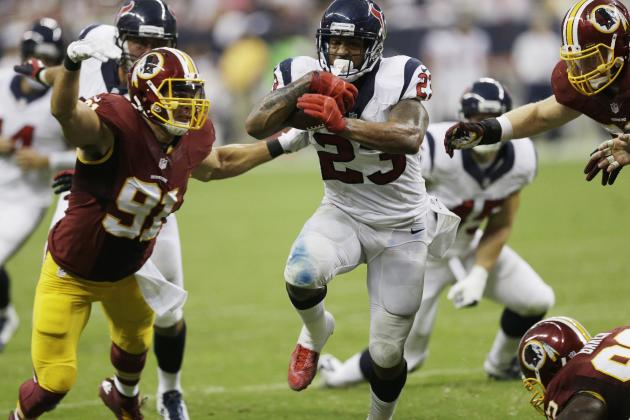 Arian Foster de Houston Texans (23) pasa por Washington Redskins defensor Ryan Kerrigan (91) durante el cuarto trimestre de un partido de fútbol de la NFL Domingo, 07 de septiembre 2014, en Houston.  (Foto AP / David J. Phil