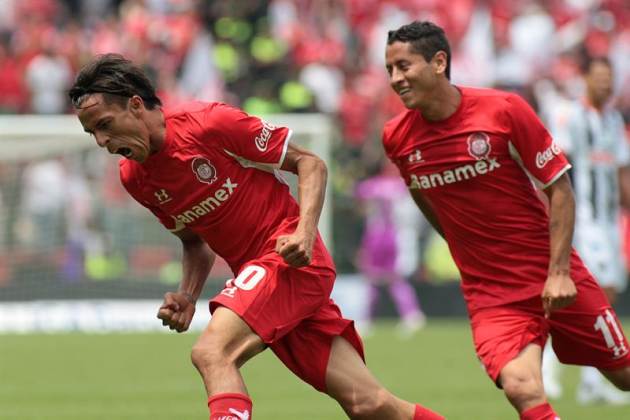 MEX10. TOLUCA (MÉXICO), 21/09/2014.- El jugador de Toluca Lucas Lobos (i) celebra después de anotar un gol ante Monterrey hoy, domingo, 21 de septiembre de 2014, durante un juego correspondiente a la 