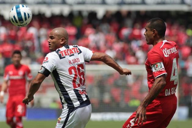 MEX02. TOLUCA (MÉXICO), 21/09/2014.- El jugador de Toluca Paulo da Silva (d) marca a Humberto Suazo (i), de Monterrey, hoy, domingo, 21 de septiembre de 2014, durante un juego correspondiente a la jor