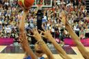 La francesa Sandrine Gruda lanza a canasta durante la final olímpica de básquetbol femenino contra EEUU de los Juegos de Londres-2012