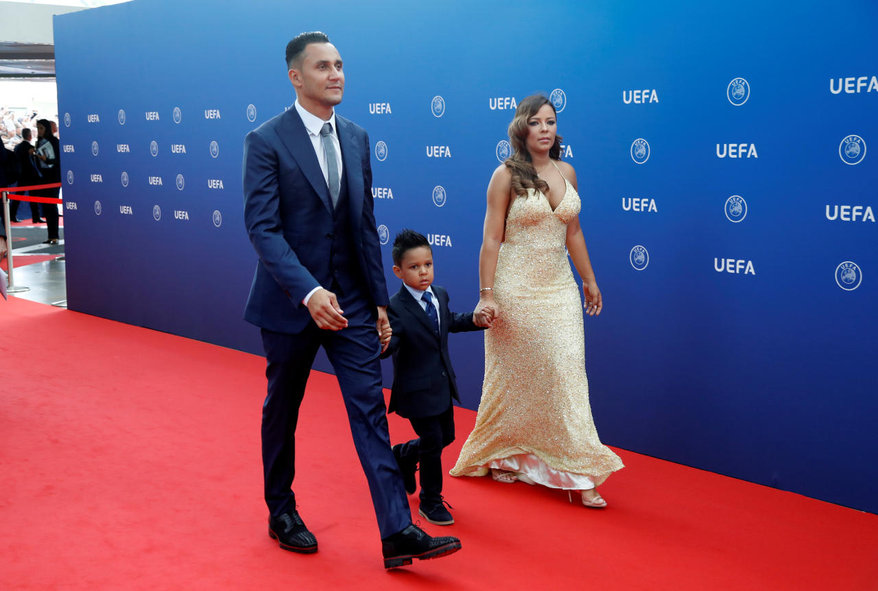 <p>El portero Keylor Navas con su familia en la gala del sorteo. Foto: REUTERS/Eric Gaillard </p>